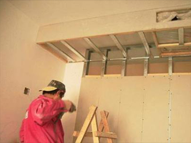 隔墙施工人员